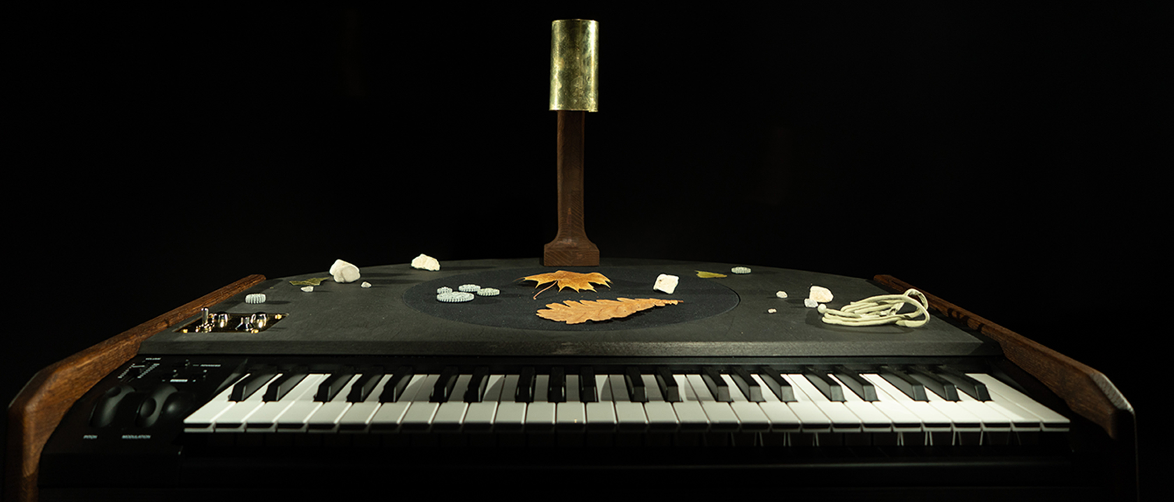 The Readymade Synth, side view in the dark